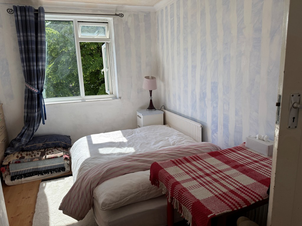 Lot: 128 - TWO-BEDROOM FLAT WITH GARAGE IN NEED OF UPDATING - Rear main bedroom with window